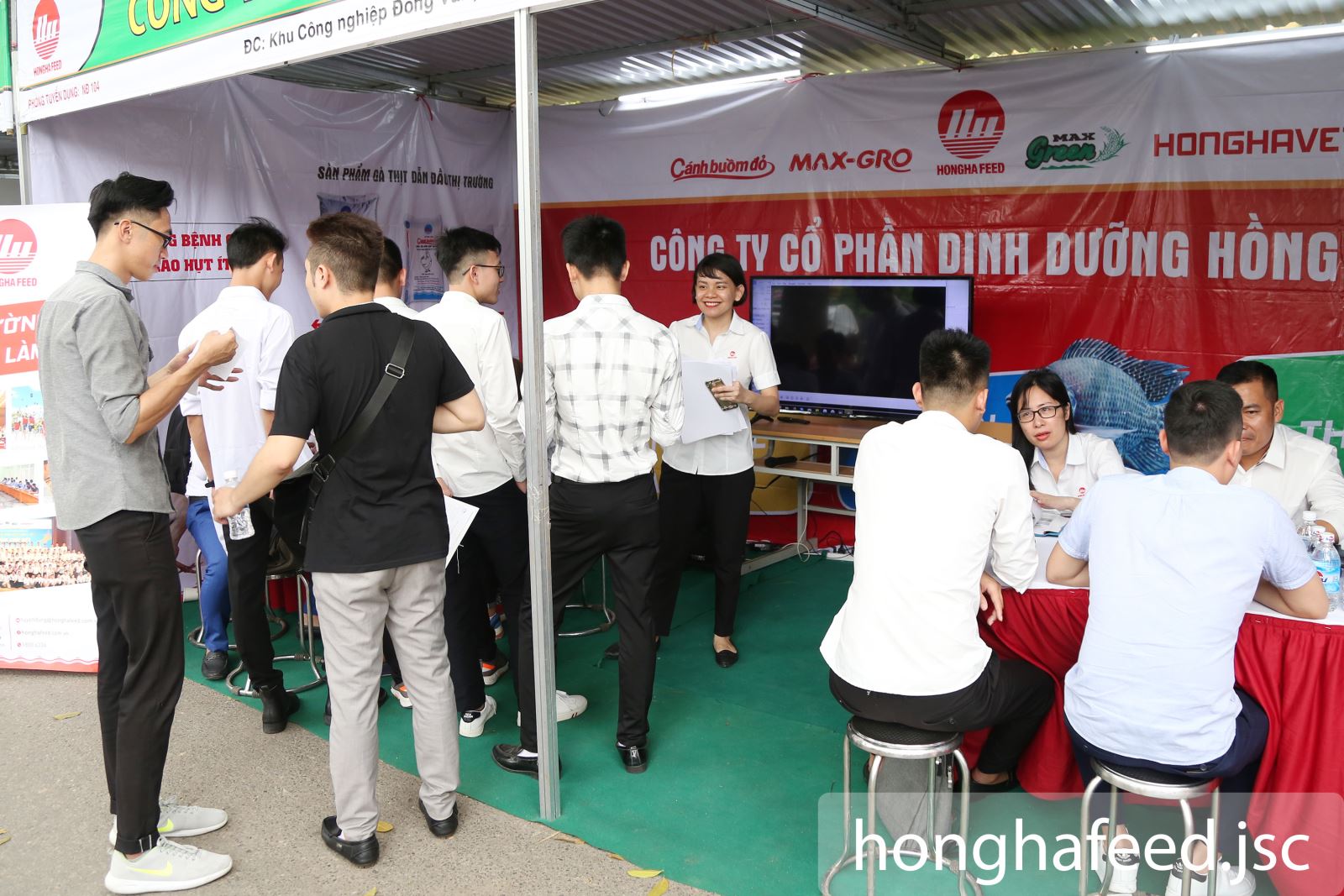 HONG HA RECRUITS TALENTS IN JOB OFFERING FAIR AT AGRICULTURE INSTITUTE