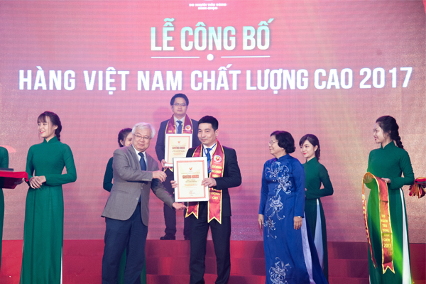 Công ty CP dinh dưỡng Hồng Hà nhận giải Hàng Việt Nam chất lượng cao 2017