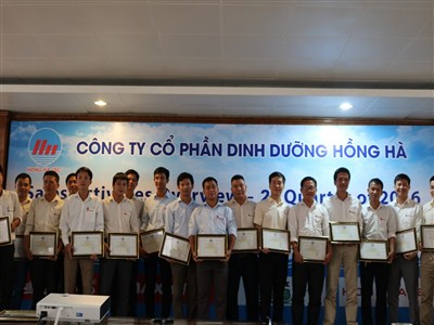 Trao giải chương trình "Thi đua sản lượng heo con"